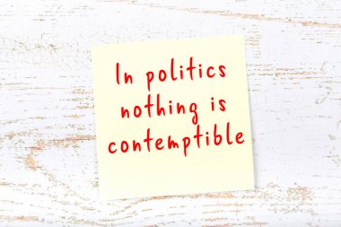 Ahşap duvardaki sarı yapışkan notta bilgece bir alıntı var.