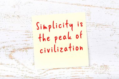 Ahşap duvardaki sarı yapışkan notta bilgece bir alıntı var.