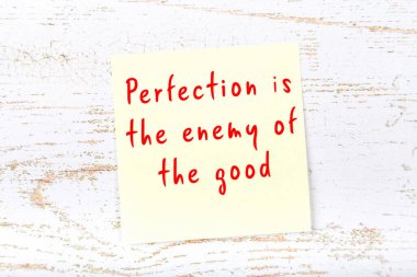 El yazısı motivasyon alıntısı olan sarı yapışkan not