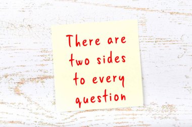 El yazısı motivasyon alıntısı olan sarı yapışkan not