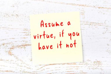 El yazısı motivasyon alıntısı olan sarı yapışkan not