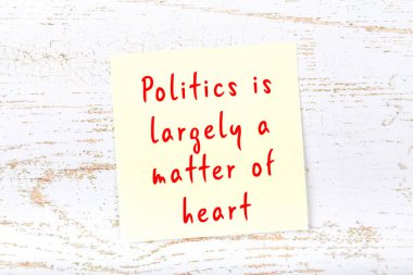 Ahşap duvardaki yapışkan notta bilgece bir alıntı 