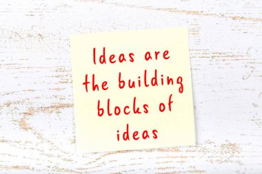 Ahşap duvardaki yapışkan notta bilgece bir alıntı 