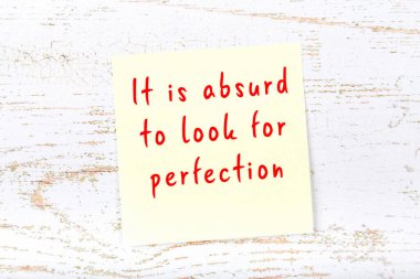 El yazısı motivasyon alıntısı olan sarı yapışkan not