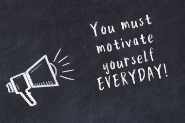 Siyah masaya hoparlör ve motivasyonel alıntının tebeşir çizimi