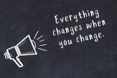 Tebeşir hoparlörü ve siyah masada akıllıca bir alıntı.