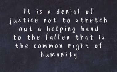 Siyah masadaki akıllı alıntıların tebeşiri.