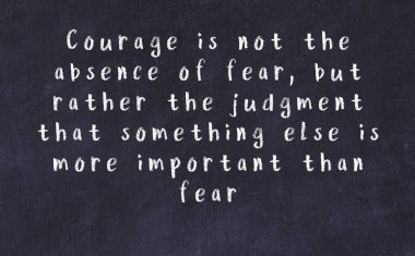 Üzerinde bilge yazılar olan siyah karatahta.