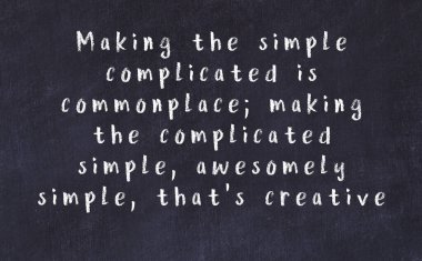 Üzerinde bilge yazılar olan siyah karatahta.