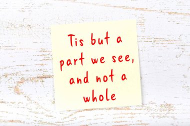 El yazısı motivasyon alıntısı olan sarı yapışkan not