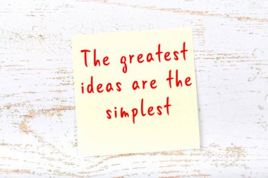 El yazısı motivasyon alıntısı olan sarı yapışkan not