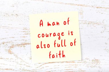 Ahşap duvardaki yapışkan notta bilgece bir alıntı 