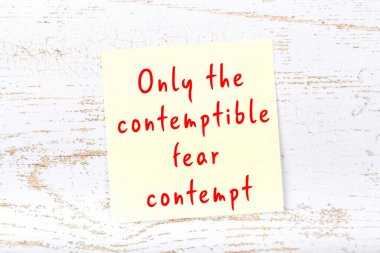 Ahşap duvardaki yapışkan notta bilgece bir alıntı 