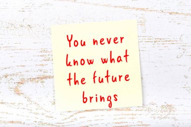 Ahşap duvardaki yapışkan notta bilgece bir alıntı 