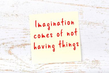 El yazısı motivasyon alıntısı olan sarı yapışkan not