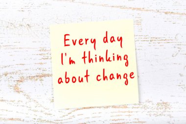 Ahşap duvardaki yapışkan notta bilgece bir alıntı 