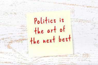 Ahşap duvardaki sarı yapışkan notta bilgece bir alıntı var.