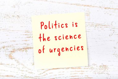 El yazısı motivasyon alıntısı olan sarı yapışkan not