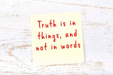 El yazısı motivasyon alıntısı olan sarı yapışkan not