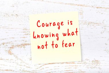 Ahşap duvardaki yapışkan notta bilgece bir alıntı 