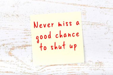 El yazısı motivasyon alıntısı olan sarı yapışkan not