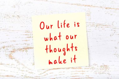 Ahşap duvardaki yapışkan notta bilgece bir alıntı 