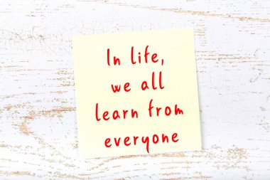 Ahşap duvardaki yapışkan notta bilgece bir alıntı 