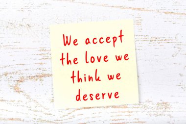 Ahşap duvardaki yapışkan notta bilgece bir alıntı 