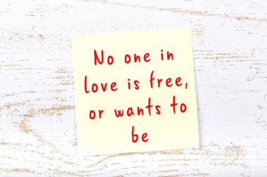 El yazısı motivasyon alıntısı olan sarı yapışkan not