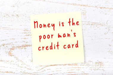 Ahşap duvardaki yapışkan notta bilgece bir alıntı 