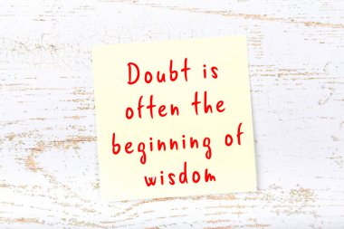 El yazısı motivasyon alıntısı olan sarı yapışkan not