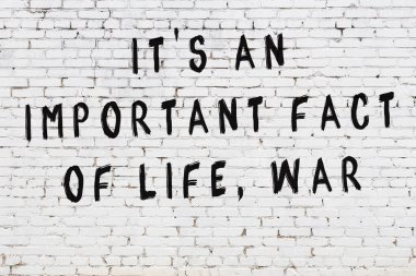 Bilgece alıntıların yazılı olduğu siyah boyanmış beyaz tuğla duvar