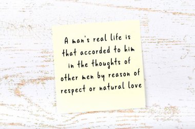 Ahşap duvardaki yapışkan notta bilgece bir alıntı 