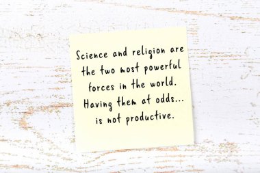 El yazısı motivasyon alıntısı olan sarı yapışkan not