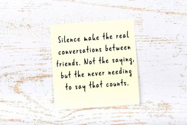 El yazısı motivasyon alıntısı olan sarı yapışkan not