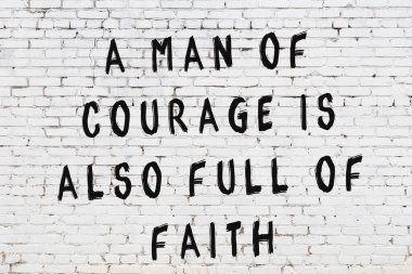 Bilgece alıntıların yazılı olduğu siyah boyanmış beyaz tuğla duvar