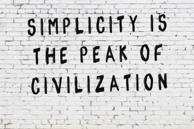 Bilgece alıntıların yazılı olduğu siyah boyanmış beyaz tuğla duvar