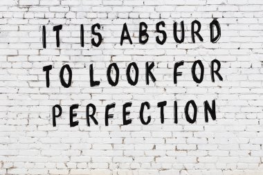 Bilgece alıntıların yazılı olduğu siyah boyanmış beyaz tuğla duvar