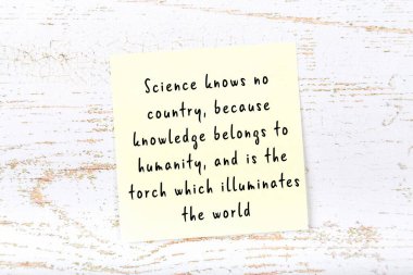 Ahşap duvardaki yapışkan notta bilgece bir alıntı 