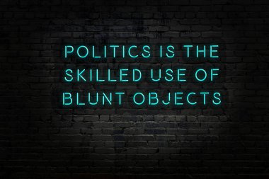 Tuğla duvardaki neon ışığın gece görüşü. Bilge Qoutation. 