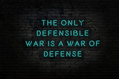 Akıllıca alıntı. Duvara karşı neon yazıtlar