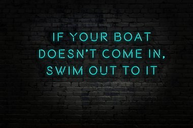 Akıllıca alıntı. Duvara karşı neon yazıtlar