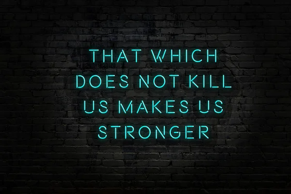 Нічний вид неонового знаку на цегляній стіні. мудрий каутаут . — стокове фото