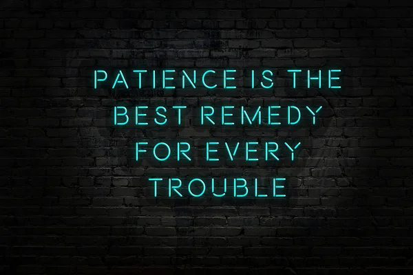 Нічний вид неонового знаку на цегляній стіні. мудрий каутаут . — стокове фото