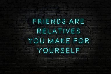 Akıllıca alıntı. Duvara karşı neon yazıtlar