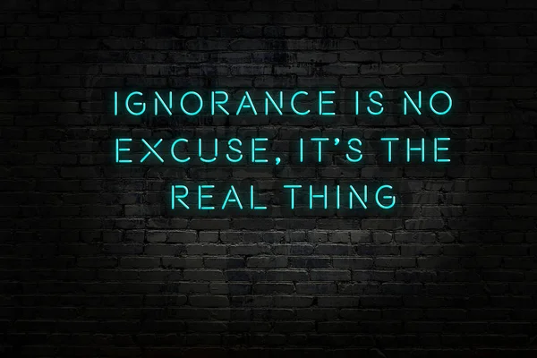 Розумна та мотиваційна цитата. Неоновий знак на цегляній стіні — стокове фото