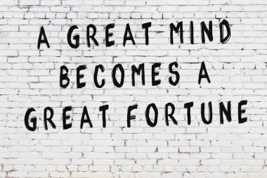 Bilgece alıntıların yazılı olduğu siyah boyanmış beyaz tuğla duvar