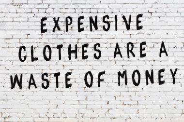 Bilgece alıntıların yazılı olduğu siyah boyanmış beyaz tuğla duvar