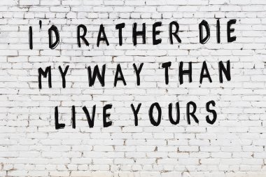 Bilgece alıntıların yazılı olduğu siyah boyanmış beyaz tuğla duvar