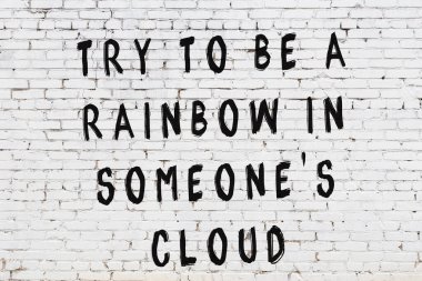 Beyaz tuğla duvar arkaplanına siyah düşünceli bir yazı.